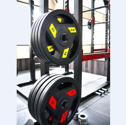 Олимпийский обрезиненный диск AeroFit 1.25 кг, черно-желтый. Посадочное кольцо из нержавеющей стали, Ø 51,5 мм Олимпийский обрезиненный диск AeroFit 1.25 кг, черно-желтый. Посадочное кольцо из нержавеющей стали, Ø 51,5 мм