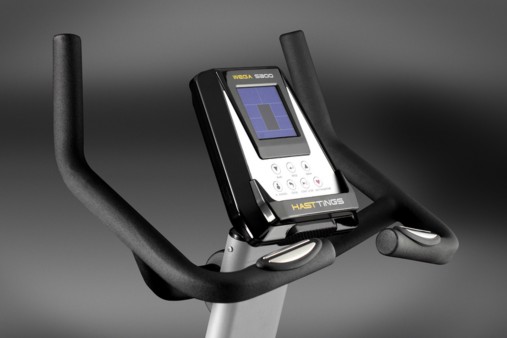 Цветной ЖК-дисплей отображает все необходимые параметры тренировки Цветной ЖК-дисплей отображает все необходимые параметры тренировки