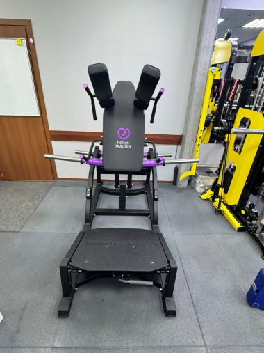 Тренажер Гак V-присед серии Peach Builder PB311 (нагружаемый дисками 50 мм)